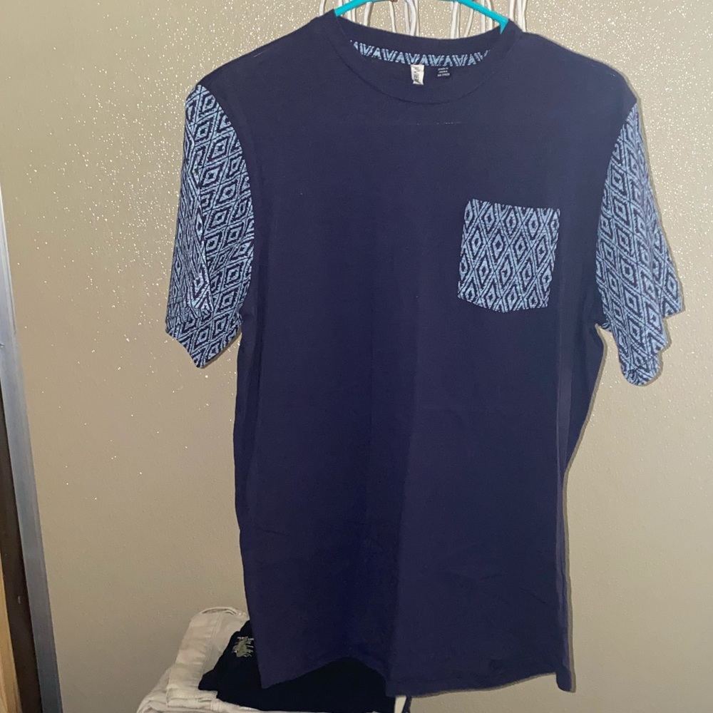 UNIVIBE SHIRT SIZE MEDIUM